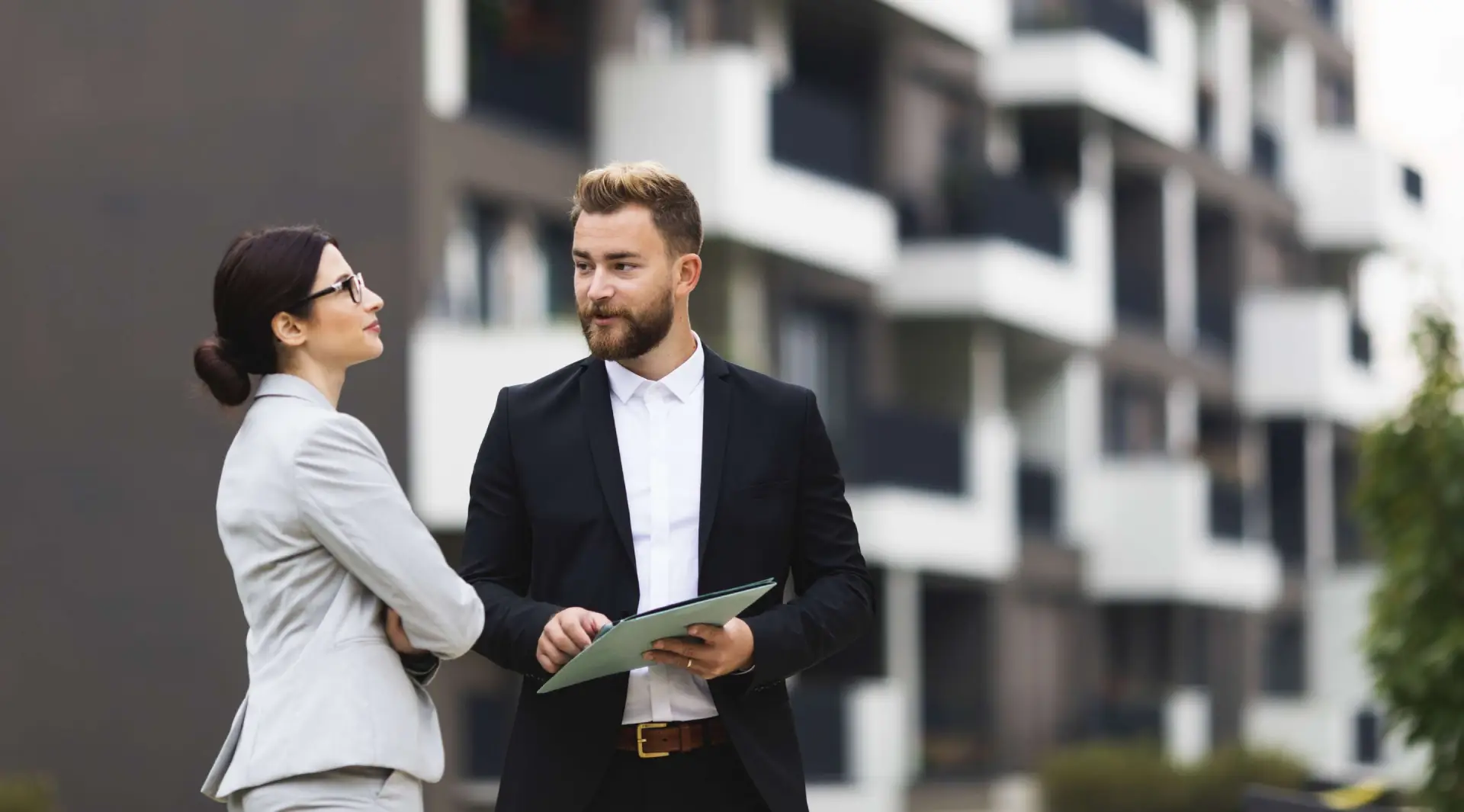 frau mann haus makler vertrag property